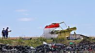 Ukrainalaiset työmiehet keräämässä lennon MH17 osia putoamispaikalla 20. heinäkuuta 2014 Ukrainassa.