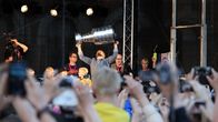 Kimmo Timonen nostaa Stanley Cup -pokaalin käsilleen.