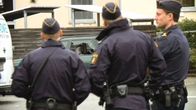 Poliisit katselevat edellisyön aikana syntyneitä tuhoja 26. heinäkuuta Ruotsin Malmössä.
