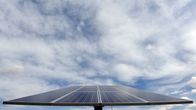 Kuvan aurinkopaneelit sijaitsevat yksityisasunnon pihalla Greensburgissa, Kansasin osavaltiossa.