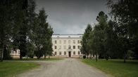 Kajaanin lakkautetun opettajankoulutuslaitoksen seminaarin päärakennus, missä Talvivaaran oikeudenkäynti pidetään.