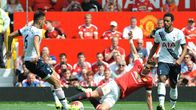  Tottenhamin, Moussa Dembele(vas.) ja  Nabil Bentaleb (oik.) kamppailivat Manchester Unitedin  Morgan Schneiderlin (kesk.) kanssa Valioliigan avauskierroksella.