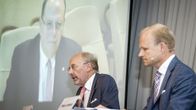 Konecranesin hallituksen puheenjohtaja Stig Gustavson (kesk.), Konecranesin toimitusjohtaja Pekka Lundmark (oik.) ja Terex:n hallituksen puheenjohtaja ja toimitusjohtaja Ronald M. DeFeo (näytöllä) isännöivät englanninkielisen tiedotustilaisuuden Finlandia-talolla Helsingissä tiistaina 11. elokuuta.