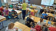 Lapsia luokassa tunnilla.
