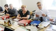 Suvi Aherto ja Joonas Turunen, kunta- ja uudistusministeri Anu Vehviläinen ja valtiovarainministeri Alexander Stubb valtiovarainministeriön sisäisissä vuoden 2016 budjettineuvotteluissa Vantaalla.