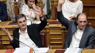 Euclid Tsakalotos ja  Giorgos Stathakis äänestivät Kreikan parlamentissa Ateenassa perjantaina.