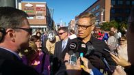 Valtiovarainministeri Alexander Stubb (kok.) tiedotusvälineiden haastattelussa Rovaniemen Lordin aukiolla.