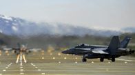 Suomen ilmavoimien F/A-18 Hornet-pari startissa Bodön tukikohdassa Norjassa