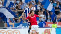 HIFK:n Joni Korhonen (pun.) ja HJK:n Roni Peiponen pallontavoittelutilanteessa 24.8.2015.