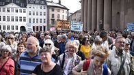 Ihmiset osoittavat mieltään uuden hallituksen pakolaispolitiikkaa vastaan 26. elokuuta Kööpenhaminassa.