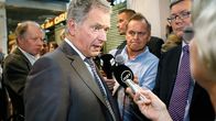 Presidentti Sauli Niinistö puhuu toimittajille.
