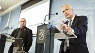 Olli Rehn ja Jari Lindström tiedotustilaisuudessa.