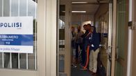 Turvapaikanhakijoita Kemin poliisilaitoksen aulassa.
