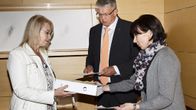 Adressin perustaja Leena Perttu (vas.) luovuttaa eläkkeensaajan asumistuen leikkausta vastustavan adressin perhe- ja peruspalveluministeri Juha Rehulalle ja sosiaali- ja terveysministeri Hanna Mäntylälle eduskunnan Pikkuparlamentissa Helsingissä tiistaina.