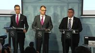 Alexander Stubb, Juha Sipilä ja Timo Soini tiedotustilaisuudessa.