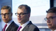 Valtiovarainministeri Alexander Stubb (kok), pääministeri Juha Sipilä (kesk) ja ulkoministeri Timo Soini (ps) hallituksen tiedotustilaisuudessa koskien kilpailukykyä korjaavia toimia yhteiskuntasopimuksen kariuduttua Helsingissä 8. syyskuuta.