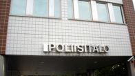Oulun pääpoliisiaseman julkisivu, jossa teksti poliisitalo.
