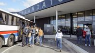 Maahantulijoita Tornion ja Haaparannan matkakeskuksessa Ruotsissa.