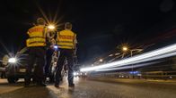 Saksalaispoliisit tarkastivat autoja Saksan ja Itävallan rajalla Freilassingin kaupungissa 13. syyskuuta 2015. 