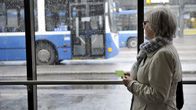Työmatkalainen bussipysäkillä. 