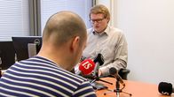 virkailija ja asiakas pöydän ääressä