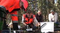Miehiä tekemässä arkeologisia kaivauksia maastossa