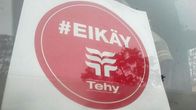 Bussin ikkunassa Tehyn logo #eikäy