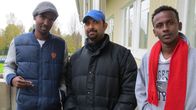 Turvapaikanhakijoita Tornion SPR:n hätämajoitustilan pihamaalla.