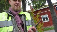 Kenttäargeologi Sami Raninen esittelee vanhaa saranaa.