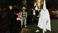 Noin kymmenen ihmistä osoitti mieltään turvapaikanhakijoiden tuloa vastaan Hennalan ex-varuskunnan portilla Lahdessa.