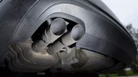Kaksilitraisen dieselauton Volkswagen Jetan pakoputket.