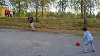 Turvapaikanahakijat pelaavat jalkapalloa.