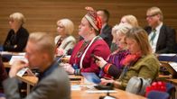 Suoma sámedikki ságadoalli Tiina Sanila-Aikio Helssegis Barents guovllu parlamentáralaš konferánssas.