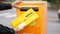 Paketti menossa postilaatikkoon
