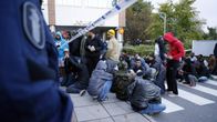 Poliisi vartoi kun turvapaikanhakijat osoittavat mieltään majoitusolosuhteiden takia Oulussa illalla keskiviikkona 30. syyskuuta.