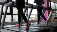 Kaksi yhdeksäsluokkalaista juoksemassa kuntosalilla