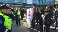 Poliiseja ja mielenosoittajia.