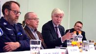 Poliisi, SPR:n edustaja, kansanedustaja ja kaupungin edustaja maahanmuuttoon liittyvässä keskustelussa