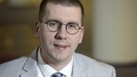 Perussuomalaisten 3. varapuheenjohtaja Sebastian Tynkkynen poseeraa eduskunnassa tiistaina 6. lokakuuta.