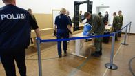  Turvatarkastus Tornion avattuun turvapaikanhakijoiden järjestelykeskuksessa.