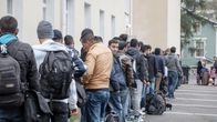 Turvapaikanhakijoita saapumassa Tornion järjestelykeskukseen 25. syyskuuta 2015. Nuoret miehet omassa jonossaan.