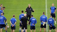Markku Kanerva ja Huuhkajat harjoituksissa.