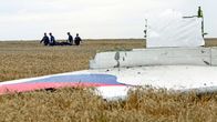 Malaysia Airlines Boeing 777-koneen hylky itäukrainalaisella pellolla heinäkuussa 2014.