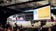 Malaysia Airlinesin koneen uudelleen rakennettu hylky oli esillä, kun hollantilainen tutkijaryhmä julkaisi onnettomuusraporttinsa 13. lokakuuta 2015.