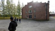 Turvapaikanhakijoita Hennalan entiseen varuskuntaan avatussa vastaanottokeskuksessa Lahdessa.
