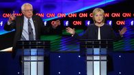 Vermontin senaattori Bernie Sandes ja entinen ulkoministeri Hillary Clinton ottivat yhteen demokraattien presidenttiehdokkaiden ensimmäisessä televisioväittelyssä Las Vegasissa 13. lokakuuta 2015.