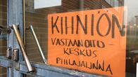 Kyltti Kihniön vastaanottokeskuksen ovessa
