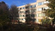 Vastaanottokeskukseksi muuttuva kerrostalo Raumalla.