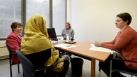 Maahanmuuttovirasto esittelee huhtikuussa tarkoitetussa taustatilaisuudessa puhuttelutapahtuman, jonka Suomesta turvapaikkaa hakeva henkilö käy läpi. 