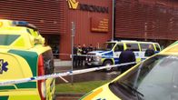 Ambulansseja koulun edustalla
